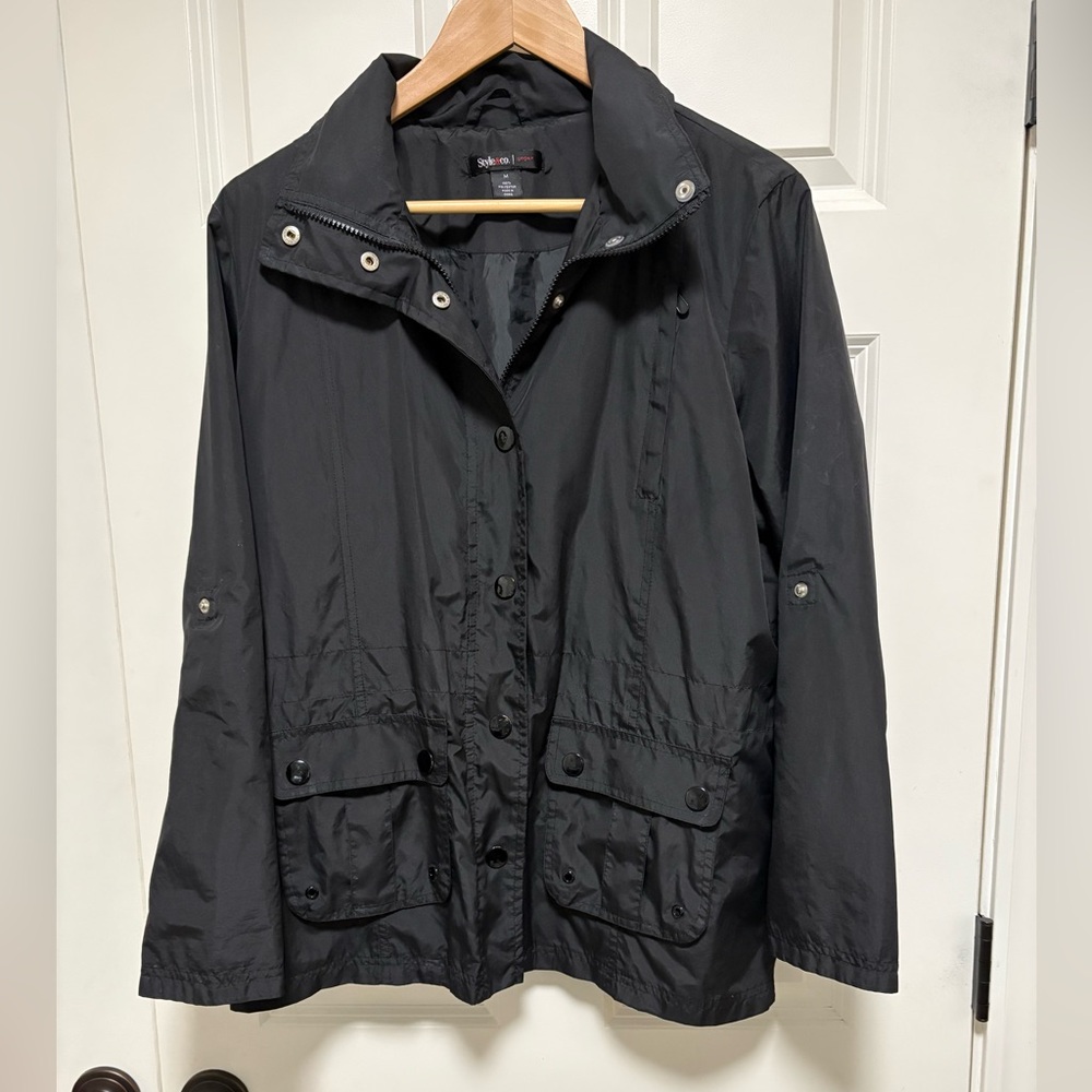 Black windbreaker type jacket. Size M.